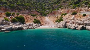 Sahili, turkuvaz suyu ve 4K çözünürlükte bir yol gösteren kıyı manzarası.