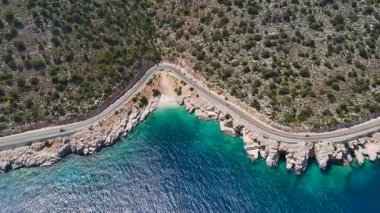 İnsansız hava aracı Akdeniz kıyısındaki altın plajı, temiz suyu ve yolu ele geçirdi.