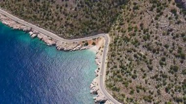 4K hava manzaralı huzurlu bir sahil ve Akdeniz kıyısındaki dolambaçlı bir yol.