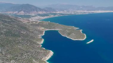 4K hava klibinde karayolu ve güneş ışığıyla Akdeniz manzaralı