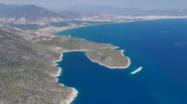 Sahil yolu, altın kum ve temiz su 4K 'da insansız hava aracı tarafından ele geçirildi.