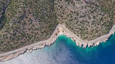 Kumsal ve yol Akdeniz boyunca havadan 4K ile ele geçirildi.