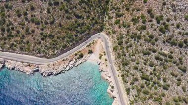 Huzurlu Akdeniz kıyıları, plaj ve yol 4K 'da ele geçirildi.