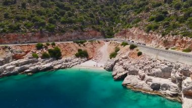 Deniz manzaralı sakin dalgalar, sahil ve yol 4K çözünürlükte.