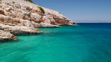 Güzel sahil, huzurlu deniz ve insansız hava aracından görünen yol.