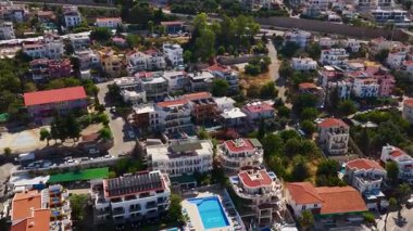 Sahilde manzaralı bir sahil kenarındaki villaların ve otellerin insansız hava aracı görüntüsü..