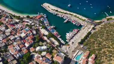 4K 'da temiz bir Akdeniz plajı yakınında şık deniz kıyısında mülkler..