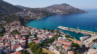 Hillside villaları ve otelleri 4K 'da mavi Akdeniz' e bakıyor..