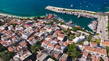 Villaları, kıyı şeridi ve parlak deniz suyuyla rahatlatıcı bir yaz noktası.