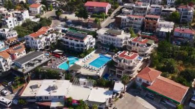 4K 'da yakalanan kumlu Akdeniz plajı boyunca yerleşim yeri..