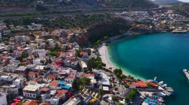 Lüks evleri ve deniz manzaralı bir tatil kasabası..