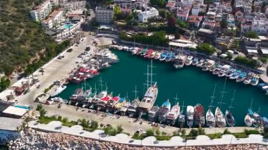 Altın plajı ve deniz manzaralı evleri olan küçük bir kasaba 4K 'da yakalandı..