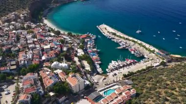 4K 'da demirli yatları ve sahil şeridi olan parlak mavi körfez..