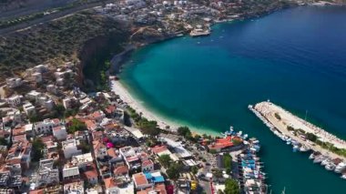 Huzurlu marina, berrak su ve yakınındaki altın plaj manzaralı..