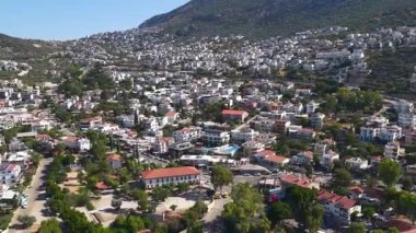 Kumsalda güneşli bir gün ve insansız hava aracının yakaladığı yol.