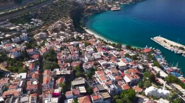 Sahil kasabası, temiz bir sahil ve yatla dolu beyaz bir koy..