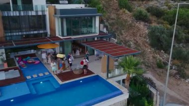 Drone, kumlu sahillerin yakınındaki havuz ve deniz manzaralı villaları yakalıyor..