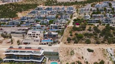 Yaz ışığında sahile yakın deniz manzaralı havuzları olan seçkin evler..