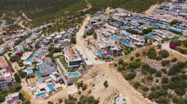 Turkuaz havuzları ve yakındaki altın plajlı tatil villaları..