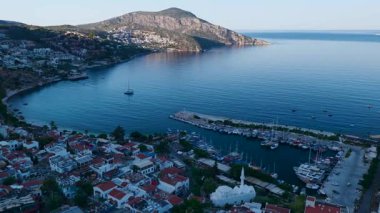 Sakin bir kasabada deniz kenarındaki evlere altın ışık