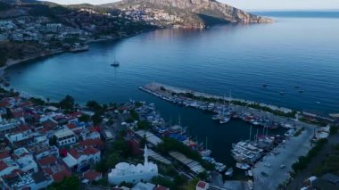 Ev manzarası, palmiye ağaçları ve sabah durgun su.