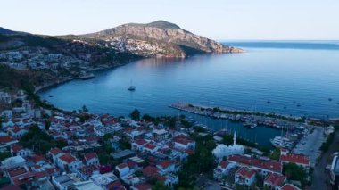 Kıyı kenarındaki çatıların üzerinde sabah sıcağı