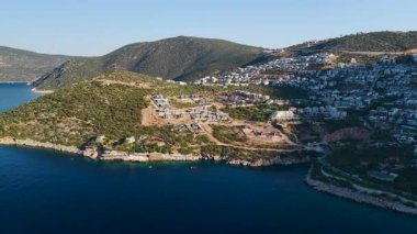 Sıcak gün doğumu ışığı çatılara ve suya dokunur