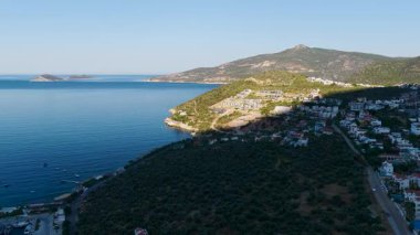 Çatı ve deniz, altın parıltısını yansıtır.