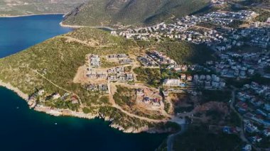 Deniz kenarındaki evler ve ufuk sessiz sabah ışığında