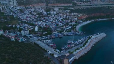 Evler ve mavi suyla huzurlu bir manzara.