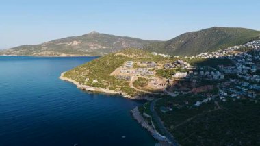 Gün ağarırken deniz kenarında sessiz evler