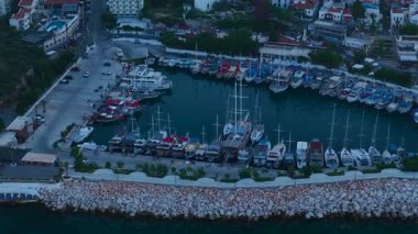 Gün doğumu sessiz evleri ve denizi ışıkla boyar.