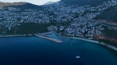 Küçük evler ve sakin sular sabah gökyüzünün altında