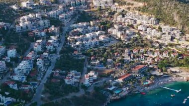 Evler ve kıyı şeridi boyunca sakin şafak