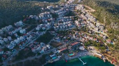 İnsansız hava aracı şafak vakti villaların ve denizin üzerinde uçar.