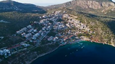 Huzurlu evler ve altın gökyüzünün altında okyanus