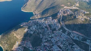 Sahildeki evlere altın ışık vuruyor