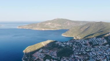 Drone sabah vakti evleri ve suyu gösteriyor.