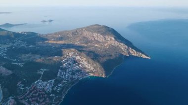 Küçük kasaba, güneş kıyıdan doğarken parlıyor.