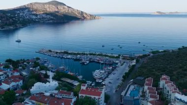 İnsansız hava aracı güneş doğarken deniz ve sokakları yakalıyor.