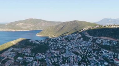 Okyanus kıyısındaki sessiz köyün 4K görüntüsü