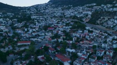 Mavi denizin kıyısındaki küçük sakin kasaba.