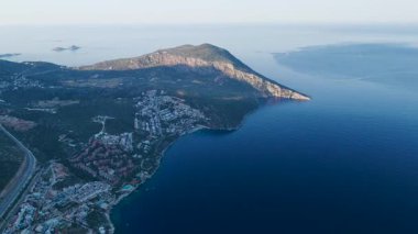 4K 'da kıyı şeridi ve küçük kasaba manzarası