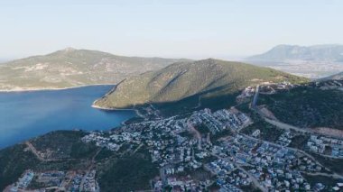 Binaların ve açık denizlerin üzerinde gün doğumu