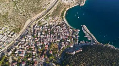 Drone sakin bir sahil köyünün uyandığını gösteriyor.