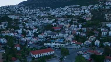 Akdeniz evleri ve kıyıları altın ışıkta