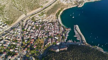 Mavi deniz, sıcak çatılar ve sakin bir gün doğumu.