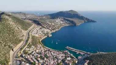 Mavi deniz, sıcak çatılar ve gündoğumu gökyüzü.