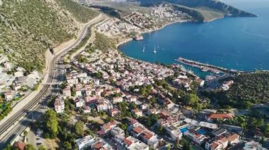 Yumuşak ışıkta deniz manzaralı huzurlu bir kasaba.