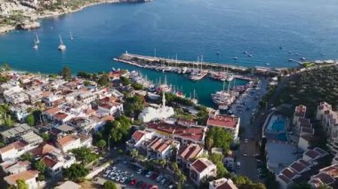 4K 'da Akdeniz kıyılarında birkaç teknesi olan Marina..